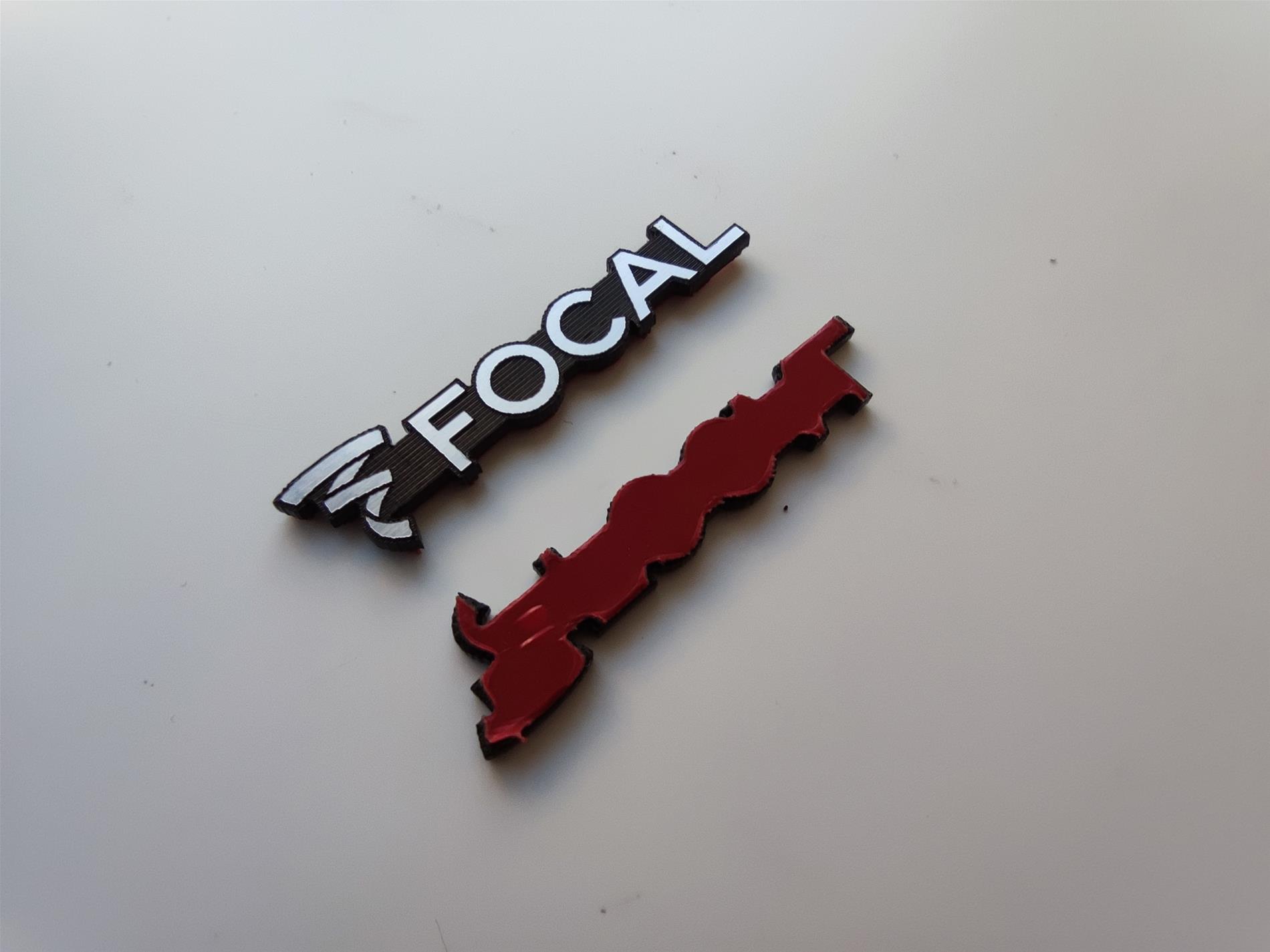 Focal çerçevesiz hoparlör ve otomobil kapı logosu