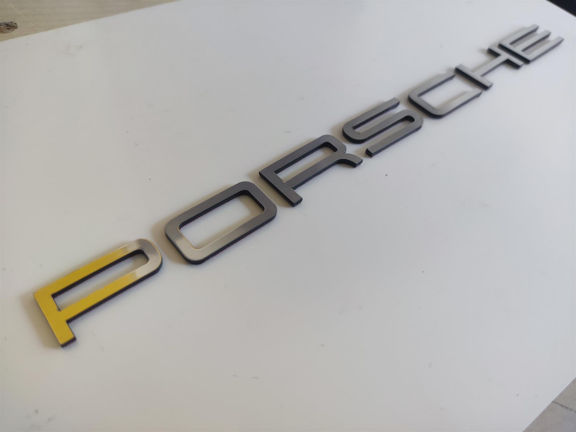 Porsche bagaj yazısı