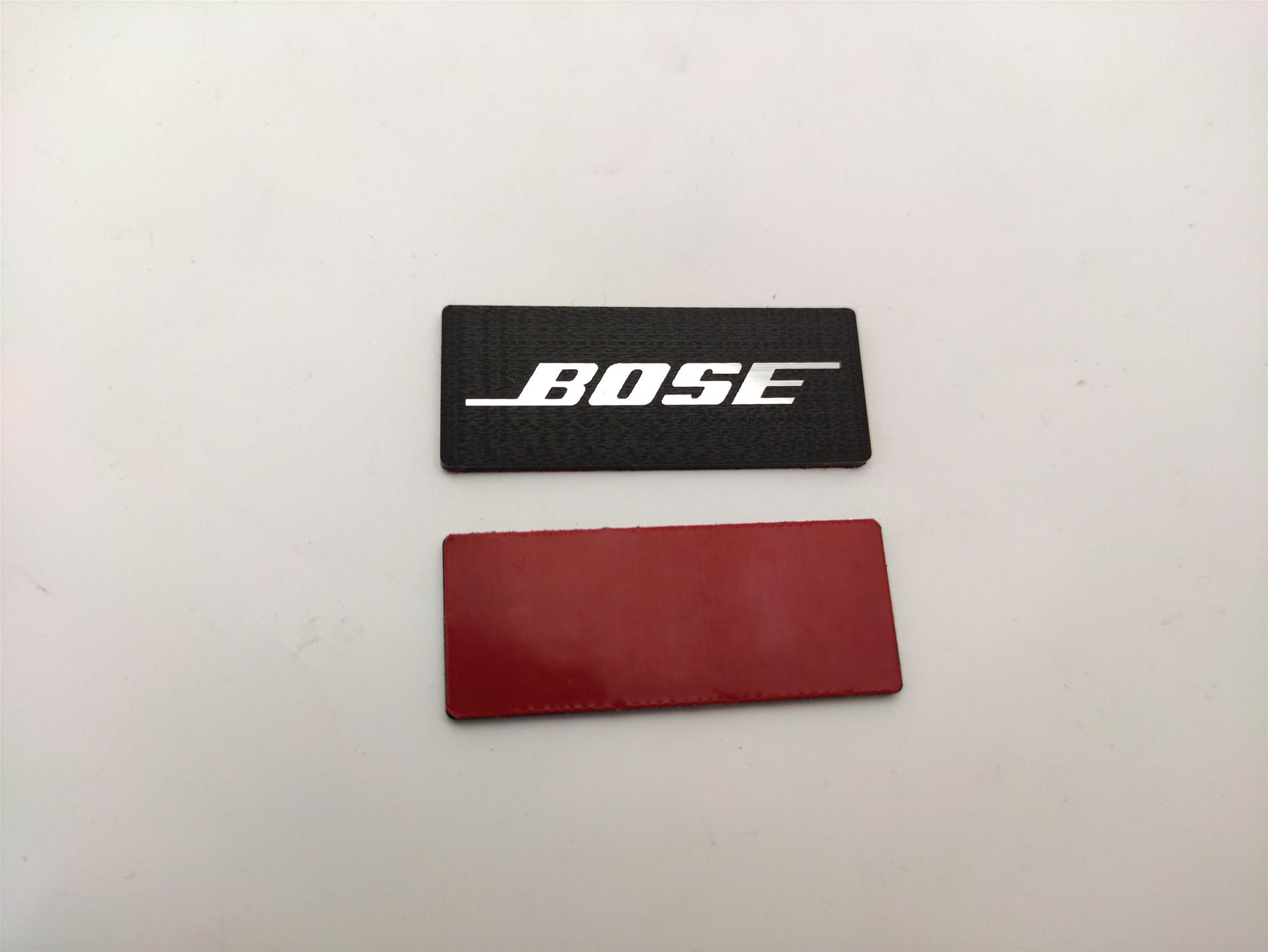 Bose gümüş yazılı siyah logo