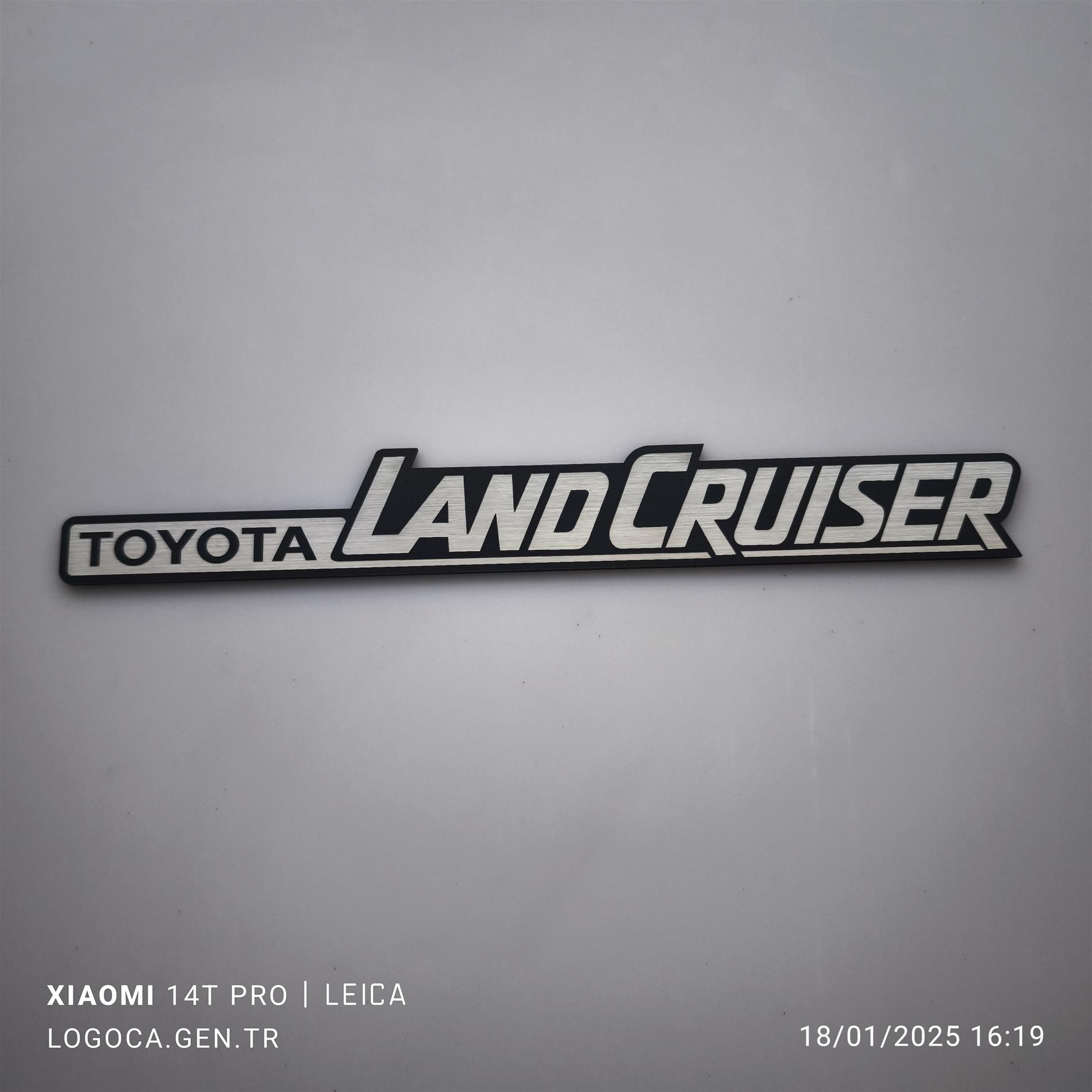Toyota Land Cruiser gümüş siyah plastik etiket