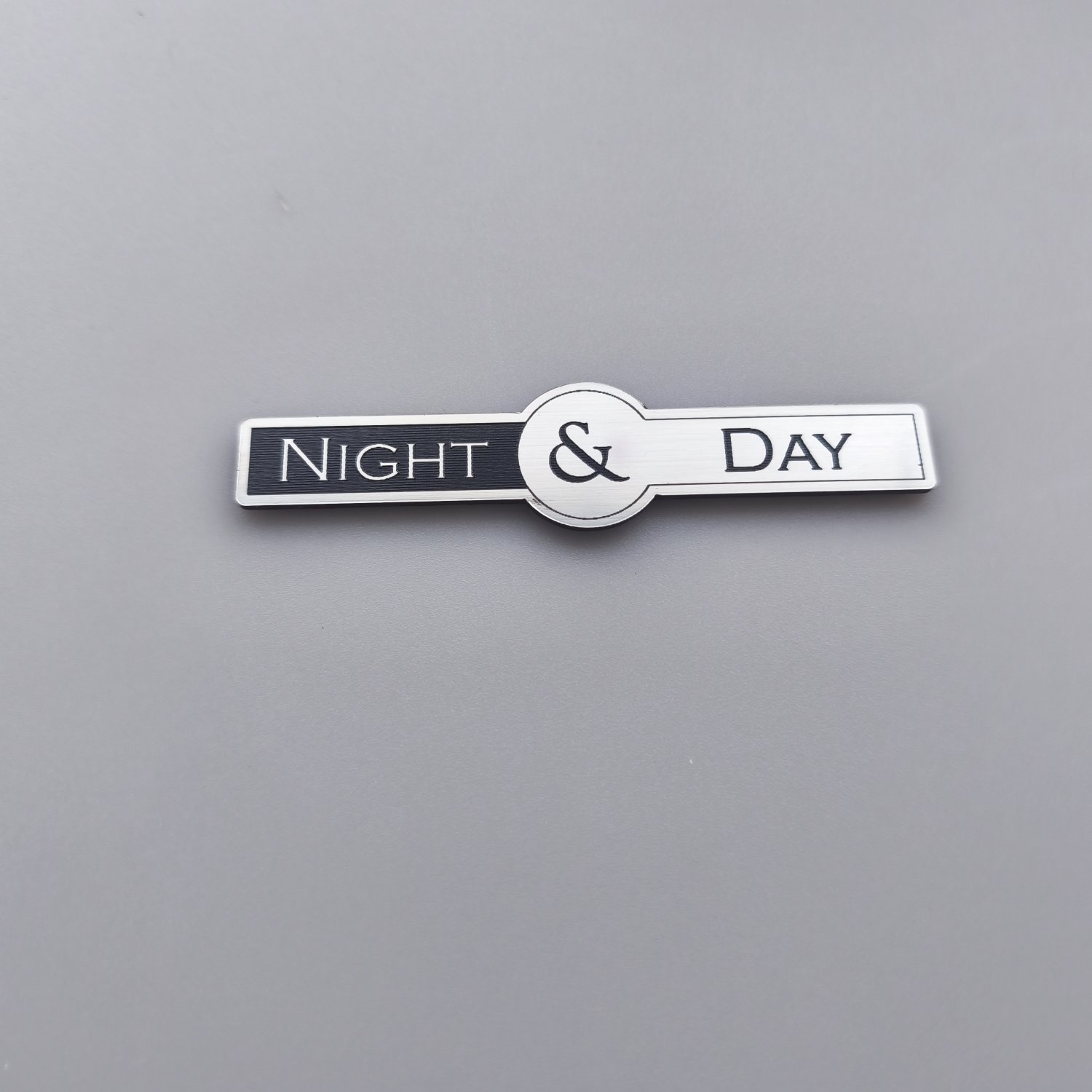 Night & Day Gece Gündüz Etiketi: Şık ve Fonksiyonel Çift Taraflı Etiket - Resim 2