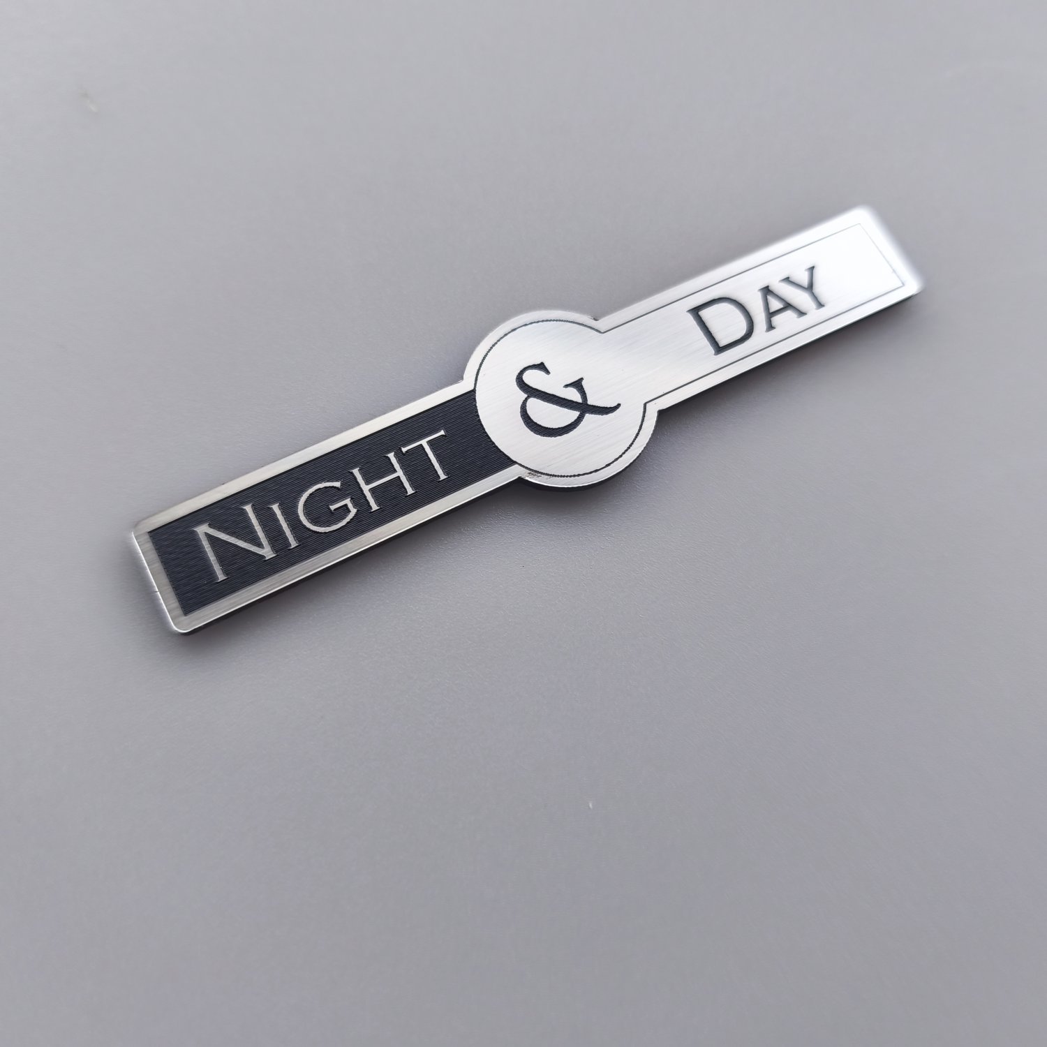 Night & Day Gece Gündüz Etiketi: Şık ve Fonksiyonel Çift Taraflı Etiket - Resim 3