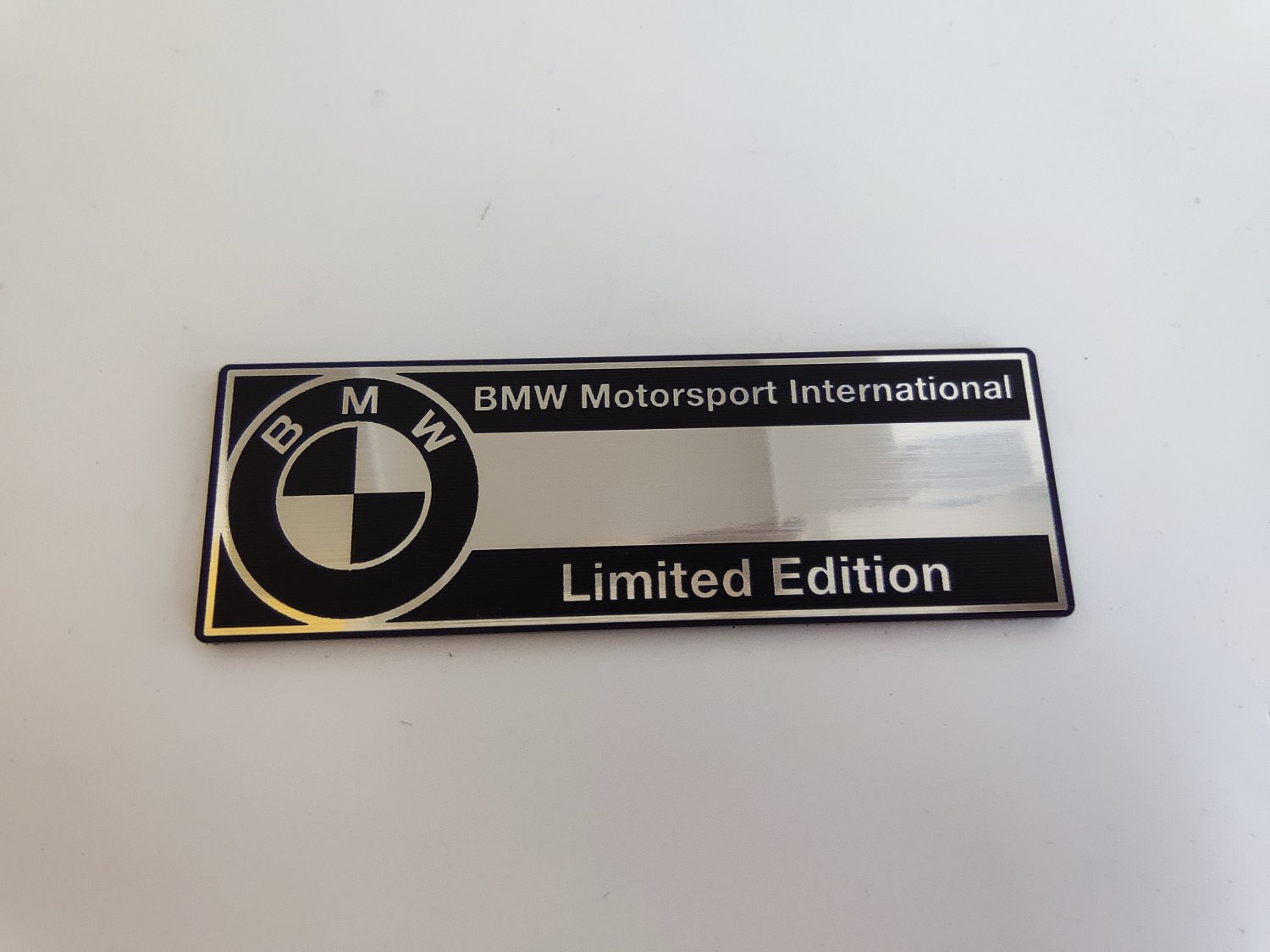 Kişiselleştirilebilir 9x3cm plastik etiket  gümüş siyah 