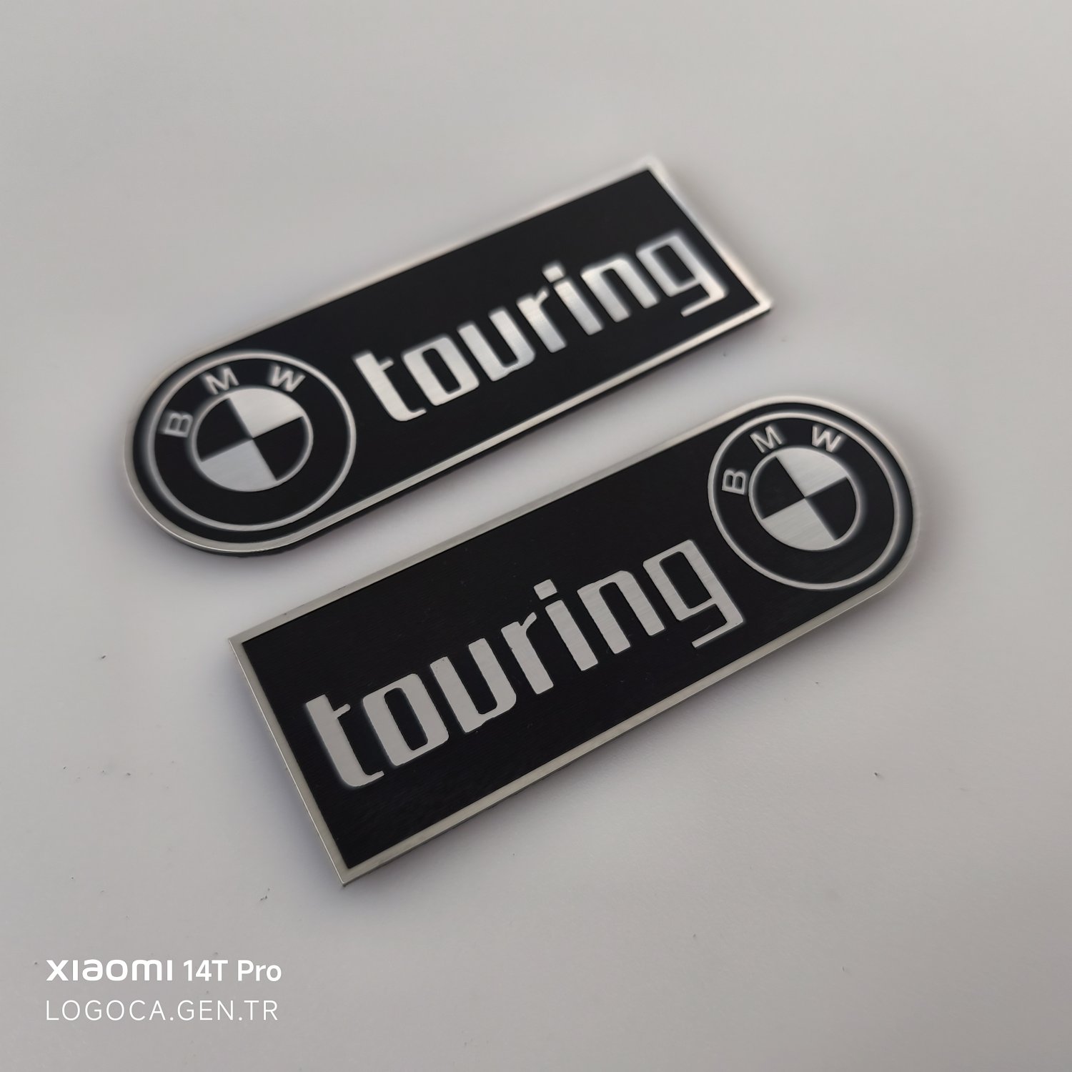 BMW Touring Bir Tarafı Yuvarlak Siyah Üzeri Gümüş Yazılı Plastik Etiket (10x3,5cm) - Resim 2