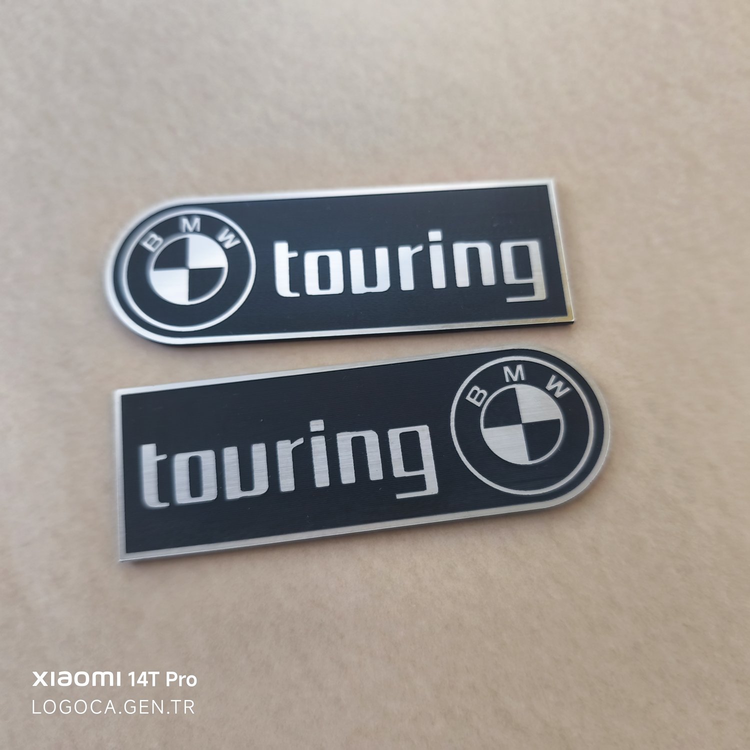 BMW Touring Bir Tarafı Yuvarlak Siyah Üzeri Gümüş Yazılı Plastik Etiket (10x3,5cm) - Resim 3