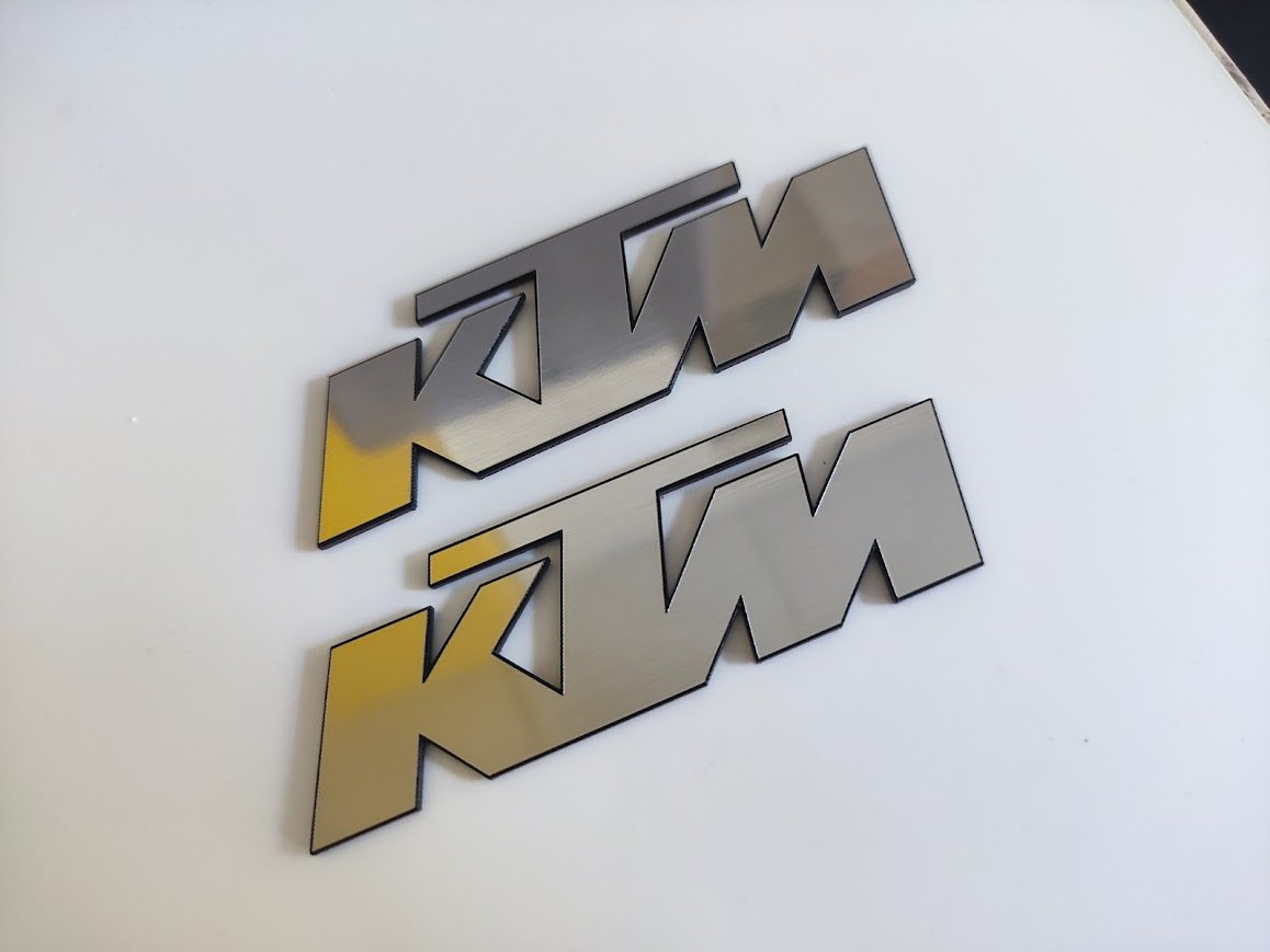 KTM Motosiklet Plastik Logo Etiket - Dayanıklı ve Şık