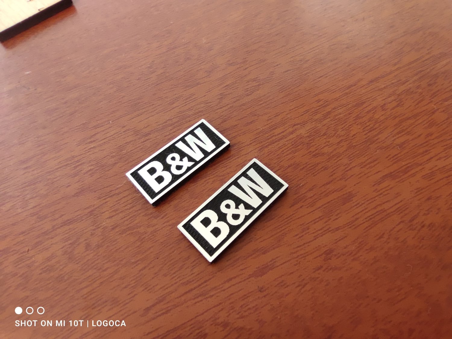 B&W Bowers & Wilkins baş harflerden oluşan mini logo
