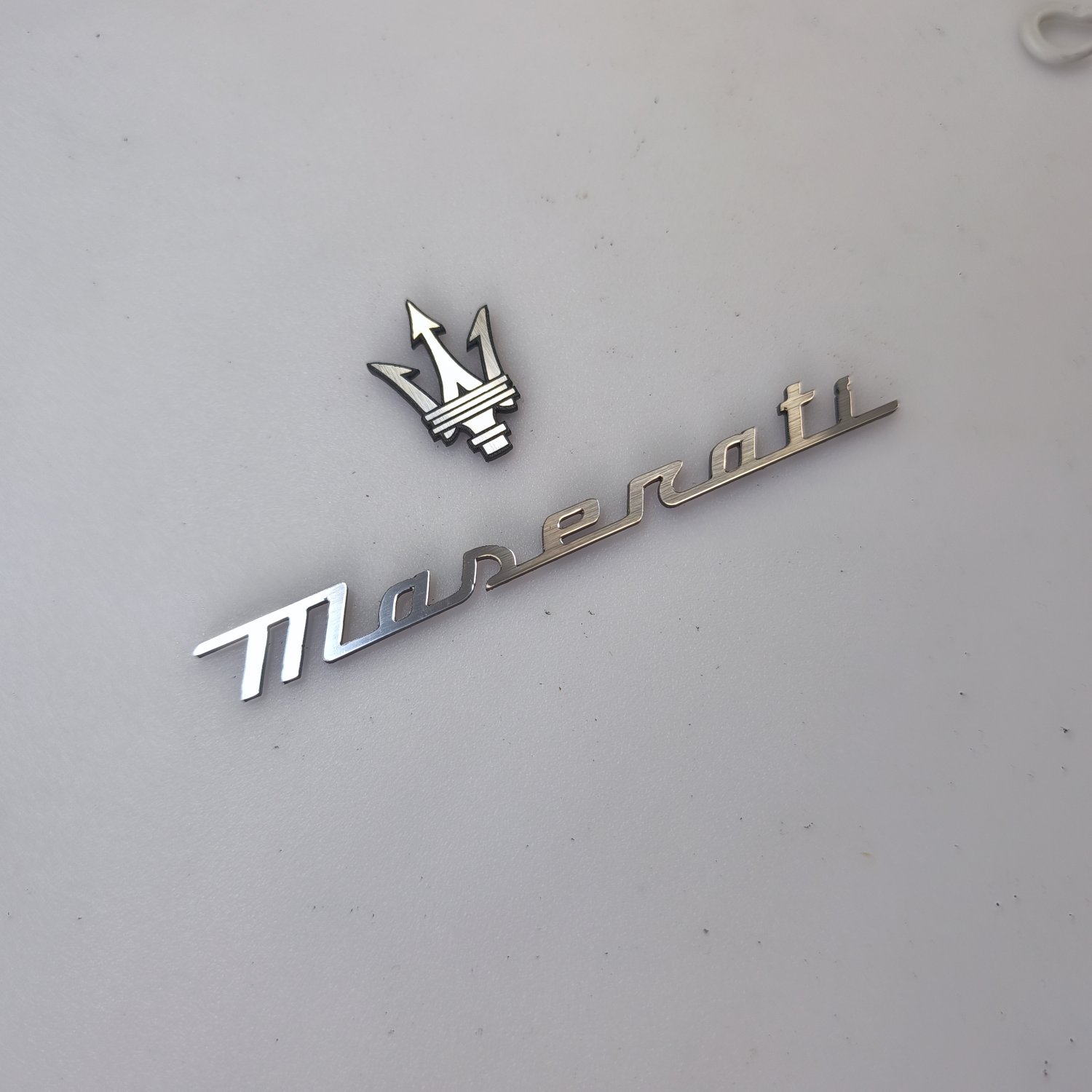 Maserati 3D Kabartmalı Torpido Logo ve Yazı Seti - metal görünümlü plastik etiket